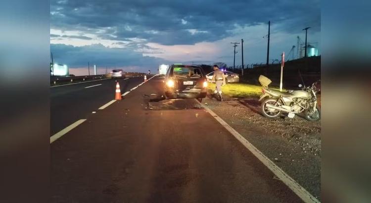 Motociclista morre após bater em carro com pisca-alerta ligado na Rodovia Raposo Tavares em Regente Feijó