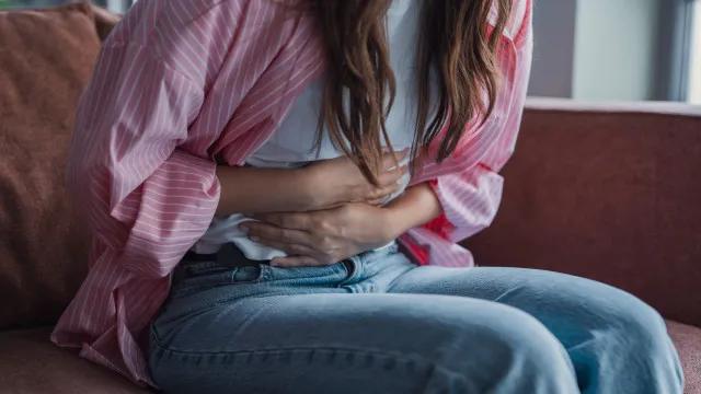 Cólicas menstruais fazem 4 em cada 10 meninas faltarem às aulas no Brasil, diz estudo