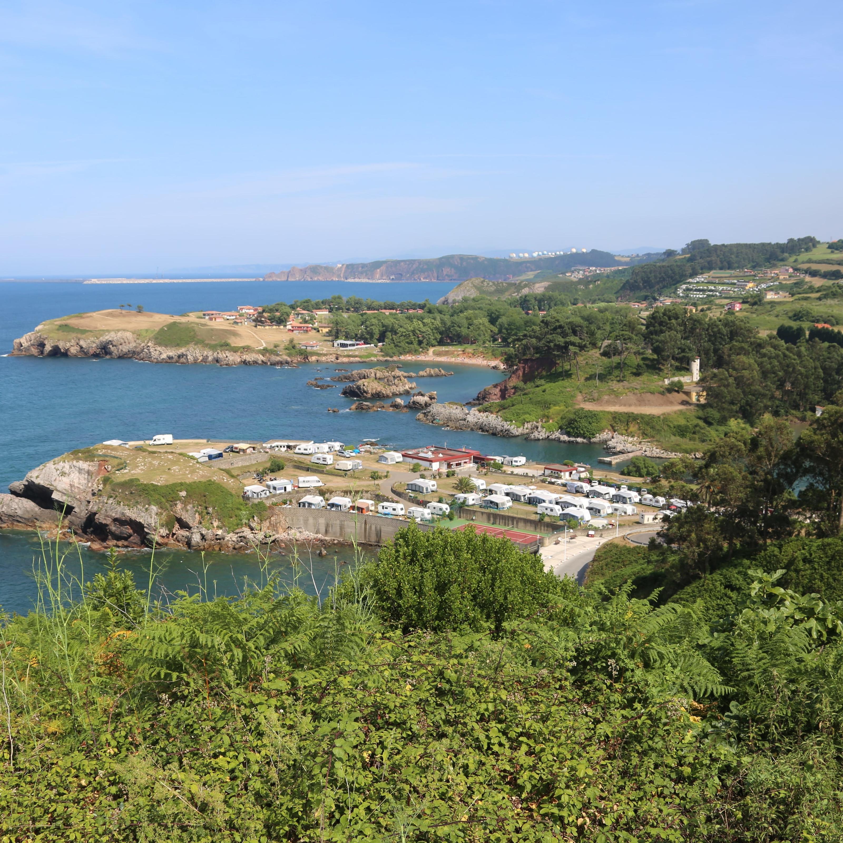 Área de autocaravanas Camping Perlora en Candás, Asturias